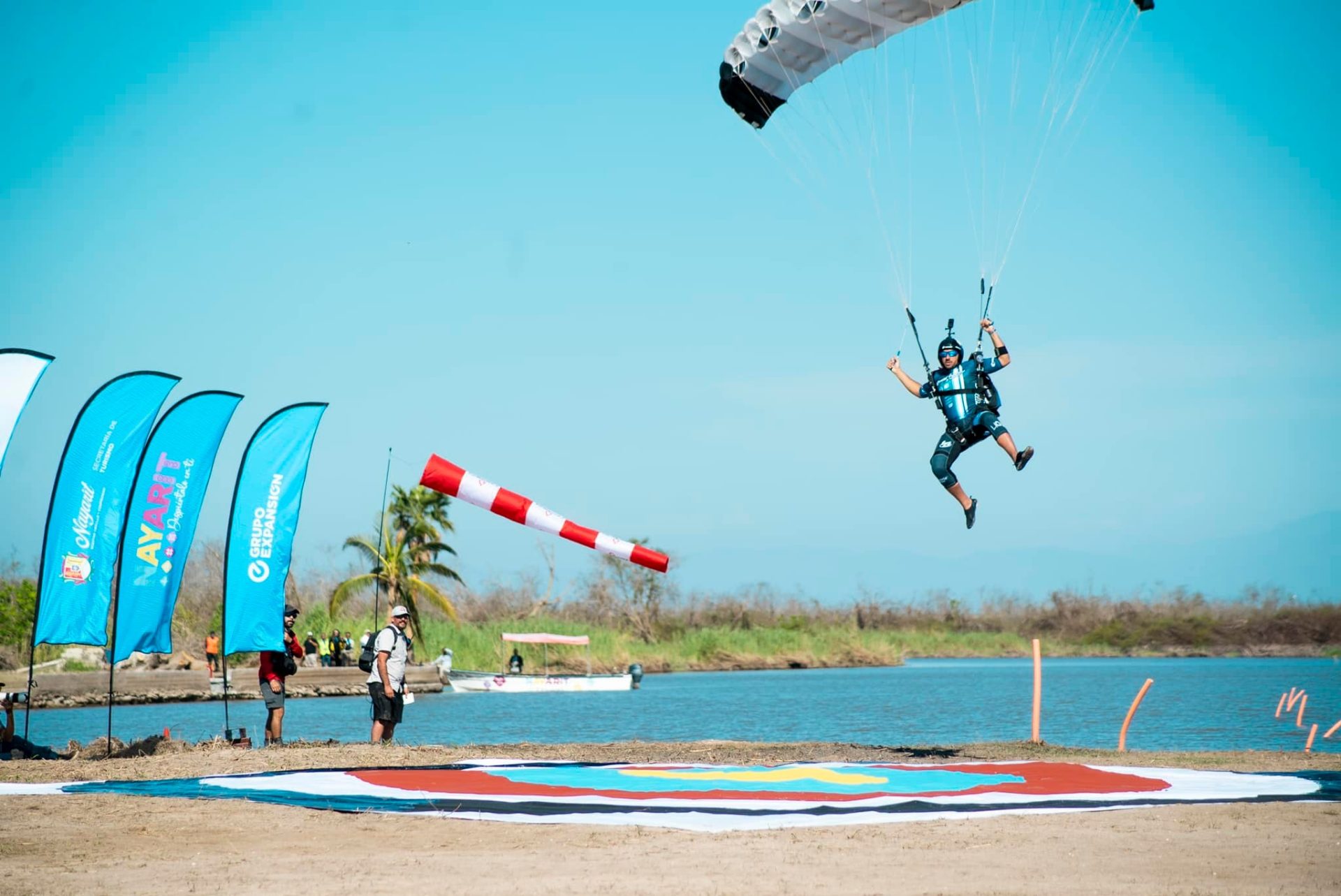 Realizan Nayarit Sobre El Cielo Paracaidismo Extremo Sobre El Mar