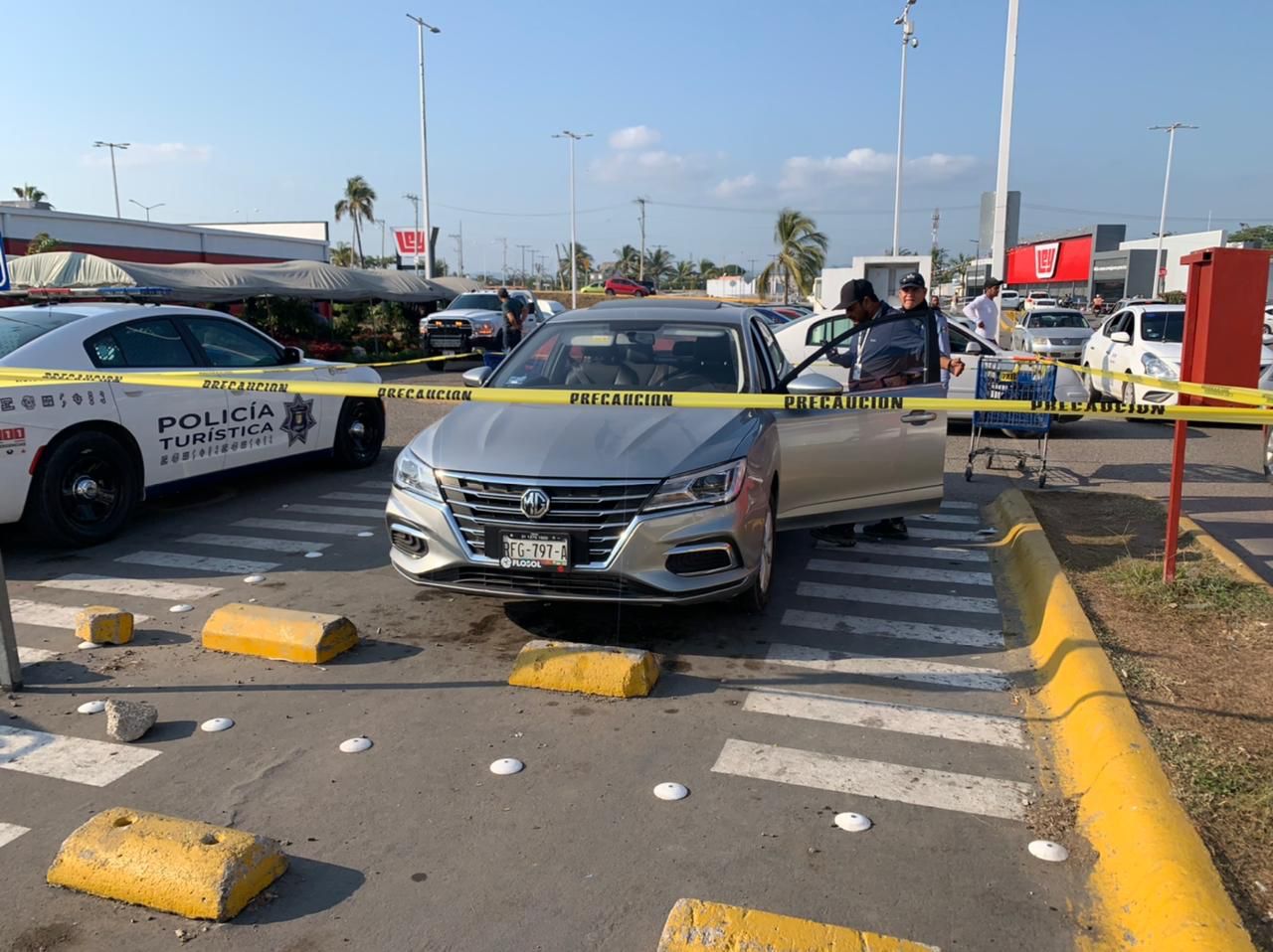 Aseguran vehículo abandonado en Plaza Lago Real