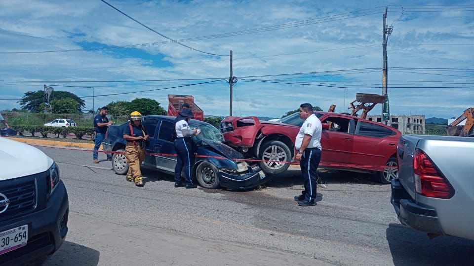 Dos lesionados tras aparatoso choque en Mezcales