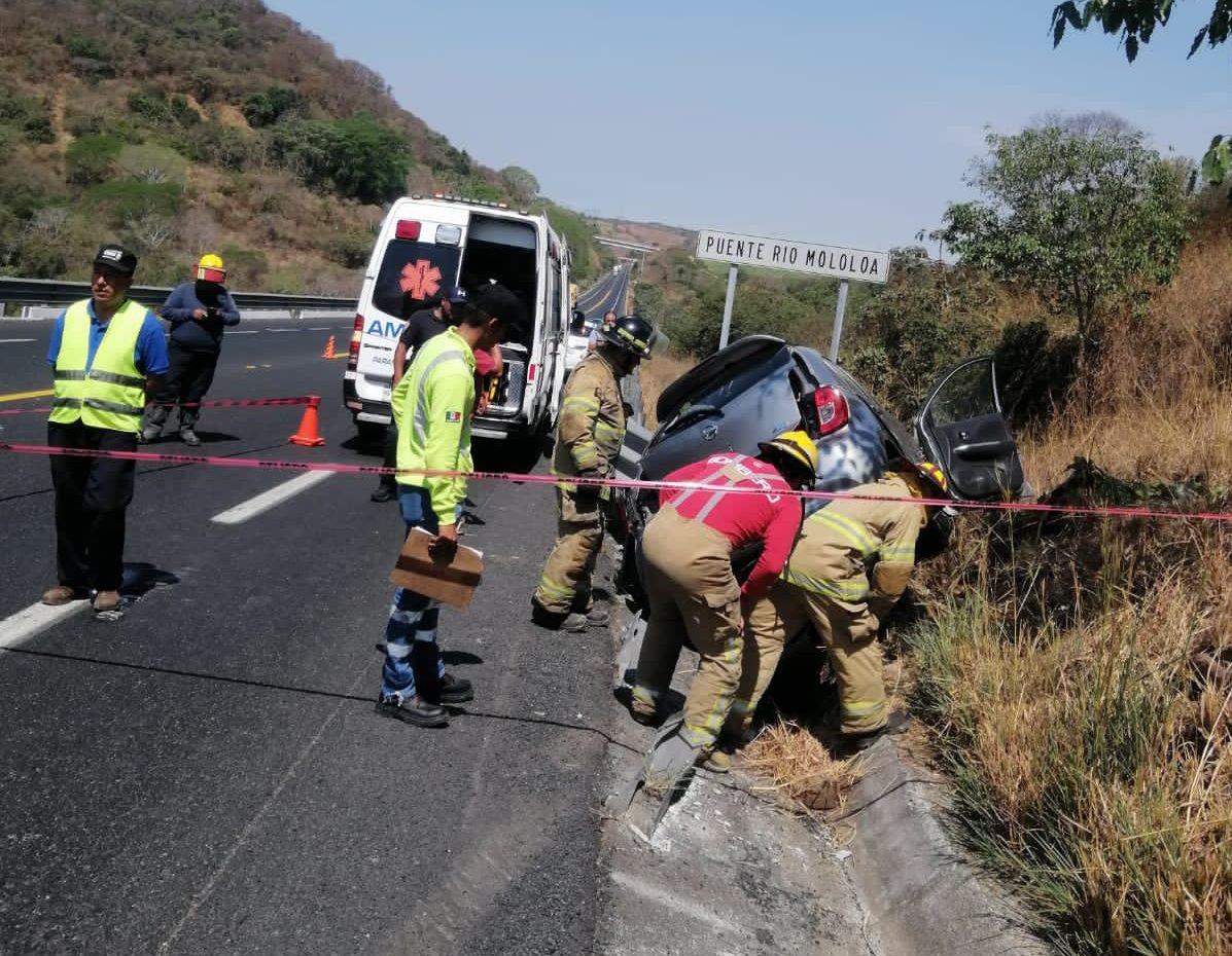 Parten auto a la mitad tras accidente carretero en Tepic Vive