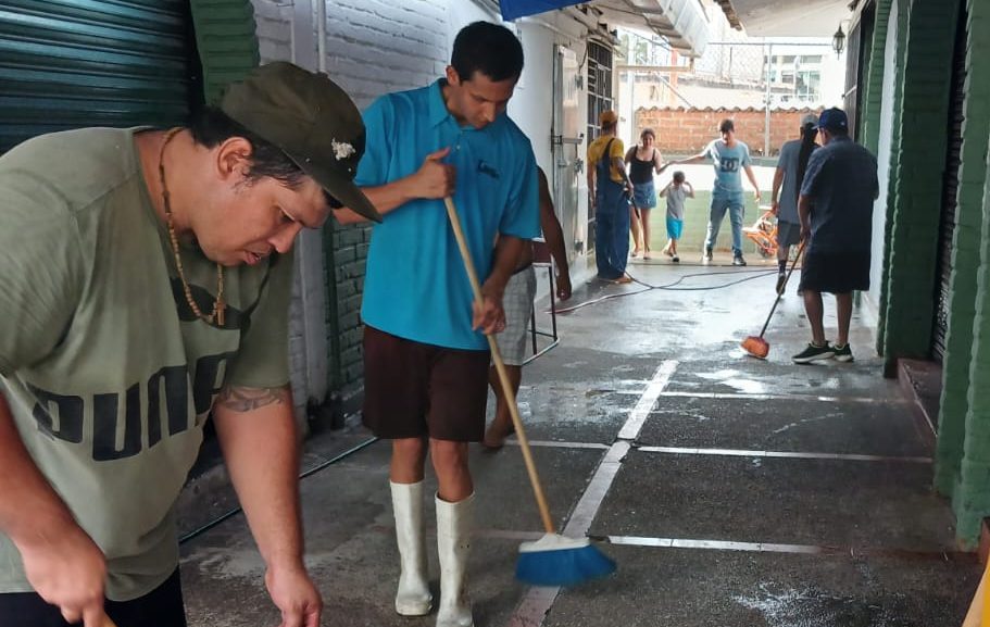 Gobierno del Bien realiza jornada de limpieza en el mercado 5 de ...